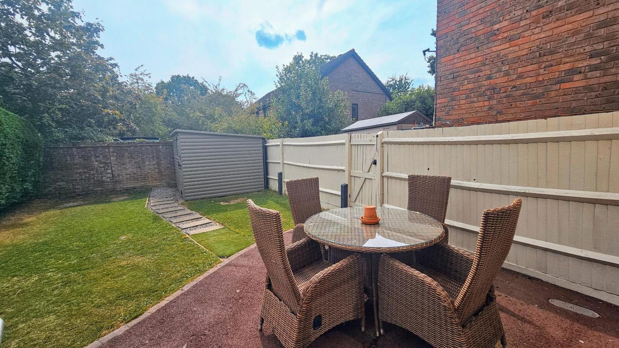 Grassmere - 3 Bed House With Private Garden Horley Extérieur photo