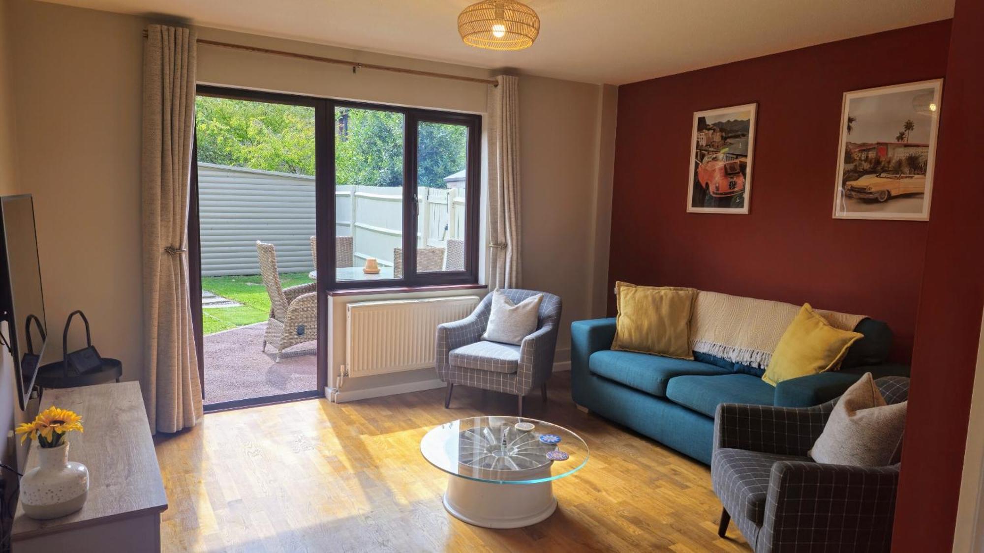 Grassmere - 3 Bed House With Private Garden Horley Extérieur photo